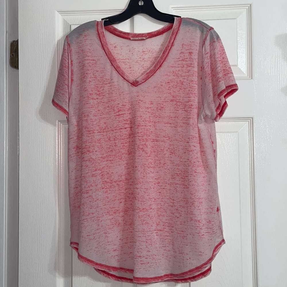 HEART & HIPS Washed V-Neck Tee